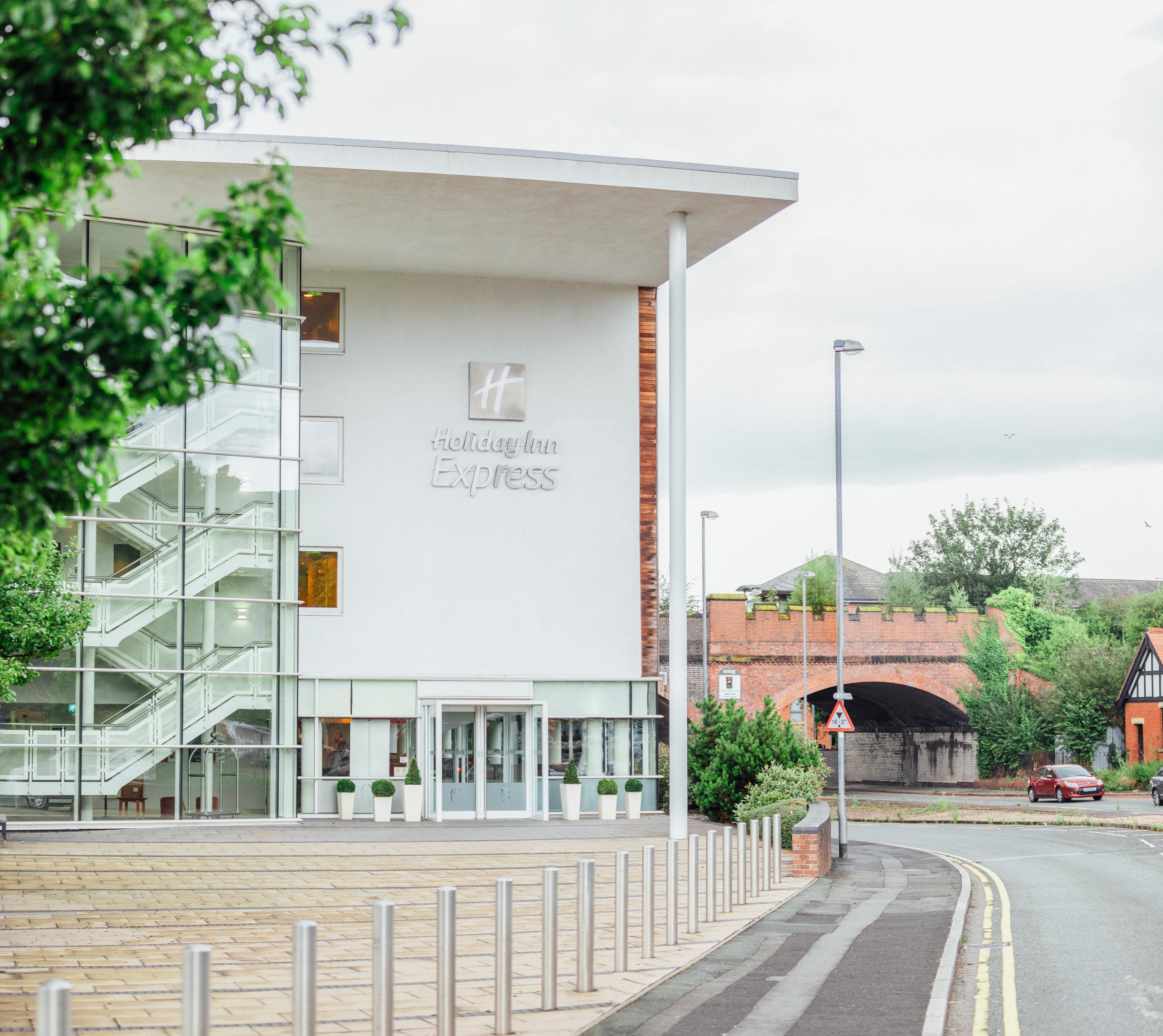 Holiday Inn Express, Chester Racecourse By Ihg Экстерьер фото